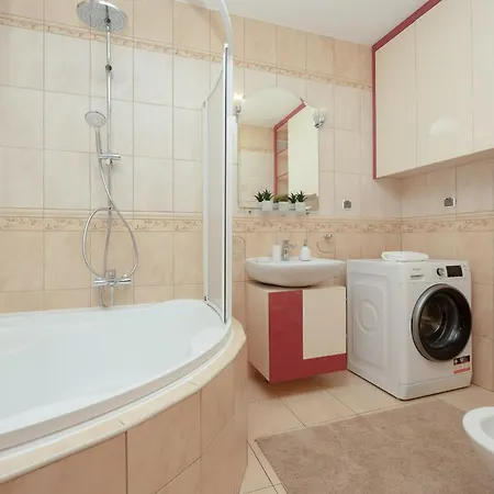 Appartement Elegant With Parking Close To Metro Station By Renters Warschau