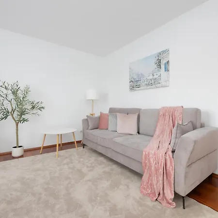 Elegant With Parking Close To Metro Station By Renters Appartement Warschau