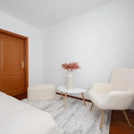 Elegant With Parking Close To Metro Station By Renters Warschau