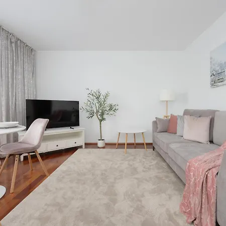 Elegant With Parking Close To Metro Station By Renters Appartement